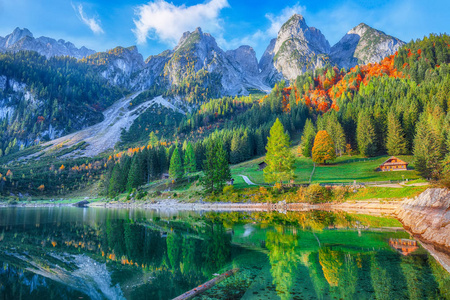 风景秀丽的山水风光与 dachstein 山山顶由岣梢湖山湖在秋天萨尔茨卡