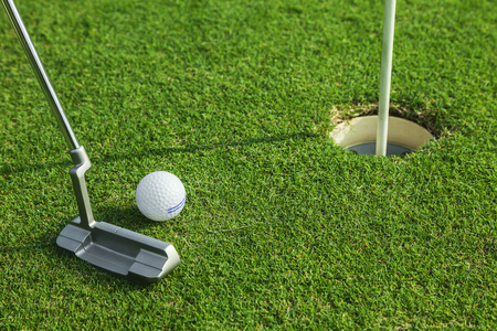 推杆将高尔夫球场球洞放绿色的高尔夫球场