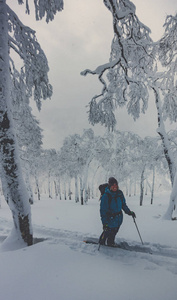 徒步上山的滑雪者