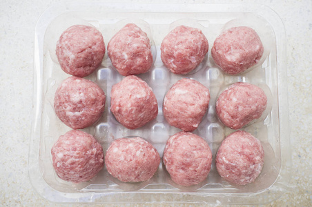 原料肉球猪肉球在他的包里.头顶视图照片