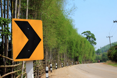 乡村道路与箭头道路标志