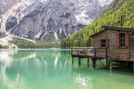 Braies 湖在白云岩, 意大利