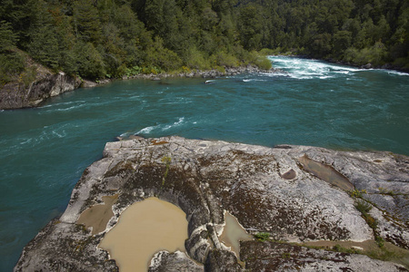 河流 Futaleufu 流经智利南部 Aysn 地区的一个森林山谷。这条河被誉为世界上最主要的白水漂流地点之一。