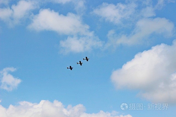 三个老式飞机组成编队在空中表演