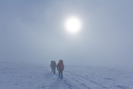 徒步旅行者集团在雾中