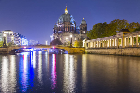 柏林大教堂在狂欢河在日落期间