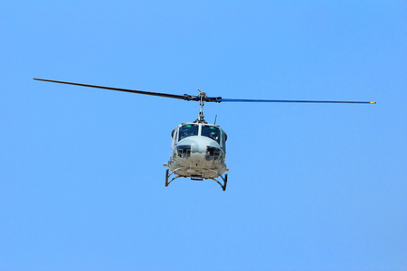 陆军一架直升机前视图