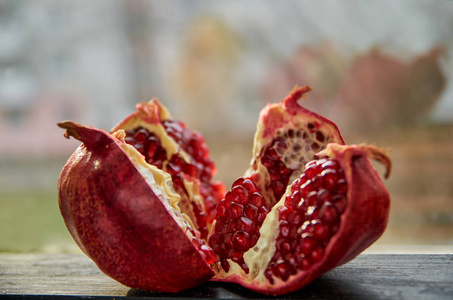 打开的石榴图片
