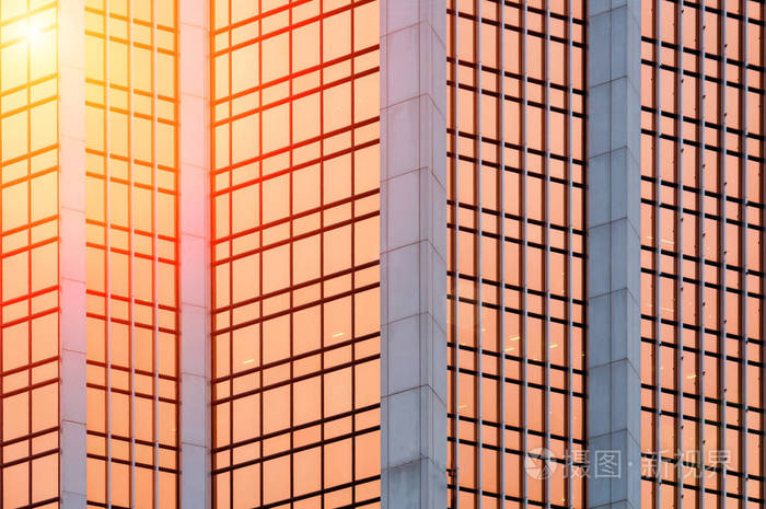 太阳的光线反射在建筑物的玻璃表面.底部视图