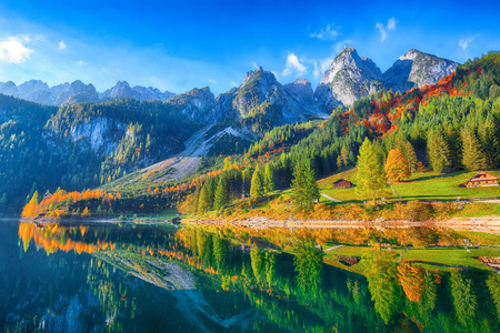 风景秀丽的山水风光与 dachstein 山山顶由岣梢湖山湖在秋天萨尔茨卡