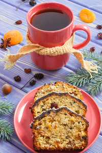 一杯茶, 新鲜出炉的圣诞水果蛋糕和云杉树枝
