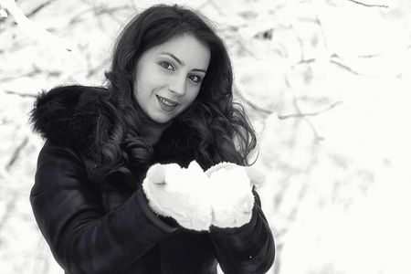 美丽的女孩在冬天雪黑白