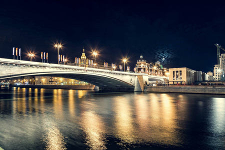 Sofiyskaya 路堤和 Bolshoy 克里姆林宫大桥夜景。莫斯科河的倒影