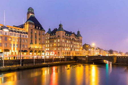 市中心在夜暮光之城在瑞典的马尔默城市景观