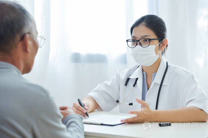 亚洲女医生与老年男性患者交谈