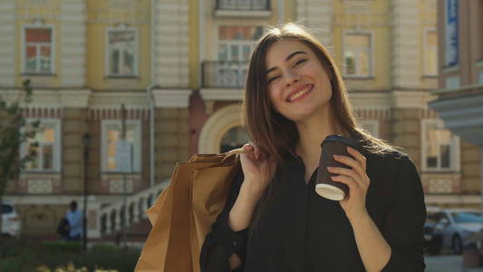 女孩在大街上喝咖啡图片