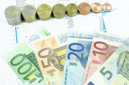 经济概念欧元纸币和硬币