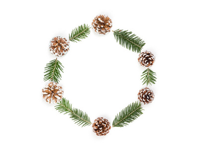 在白色背景查出的松树锥和杉木树枝的圣诞节花圈。平躺, 顶部视图, 复制空间
