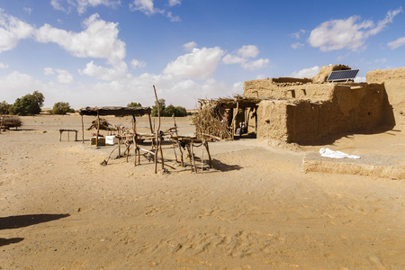 撒哈拉人在撒哈拉沙漠中的柏柏尔人的小屋照片