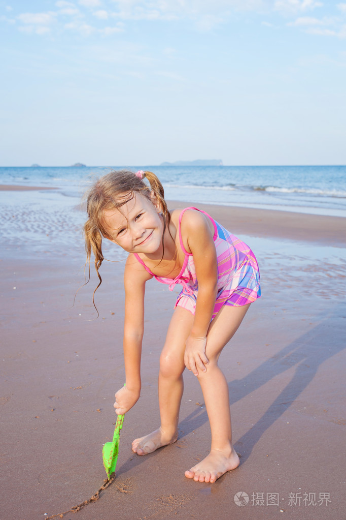 快乐的小女孩在沙滩上玩
