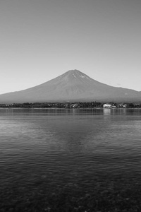 富士山以反射在湖河口湖夏季的全景视图