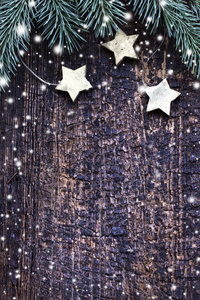 杉木分支和圣诞节装饰的星在木背景