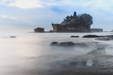 海神庙是一种岩石形成了印度尼西亚巴厘岛