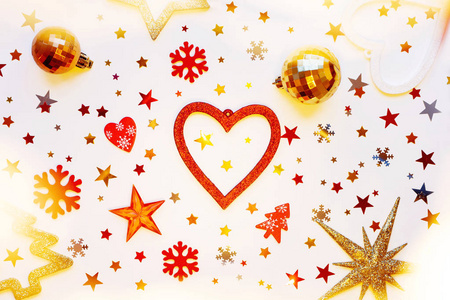 圣诞节和新年假期的背景装饰和灯泡。红色和金色的心, 闪亮的球, 感觉雪花和明星五彩纸屑。平躺, 顶部视图