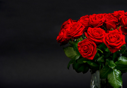 黑色背景上的红玫瑰鲜花照片