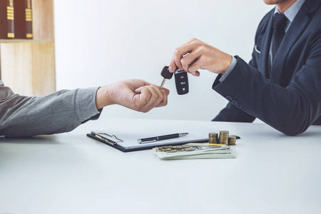 销售人员在达成协议后向客户发送钥匙, 成功购买或销售新车的汽车贷款合同