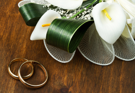 马蹄莲花束与结婚戒指