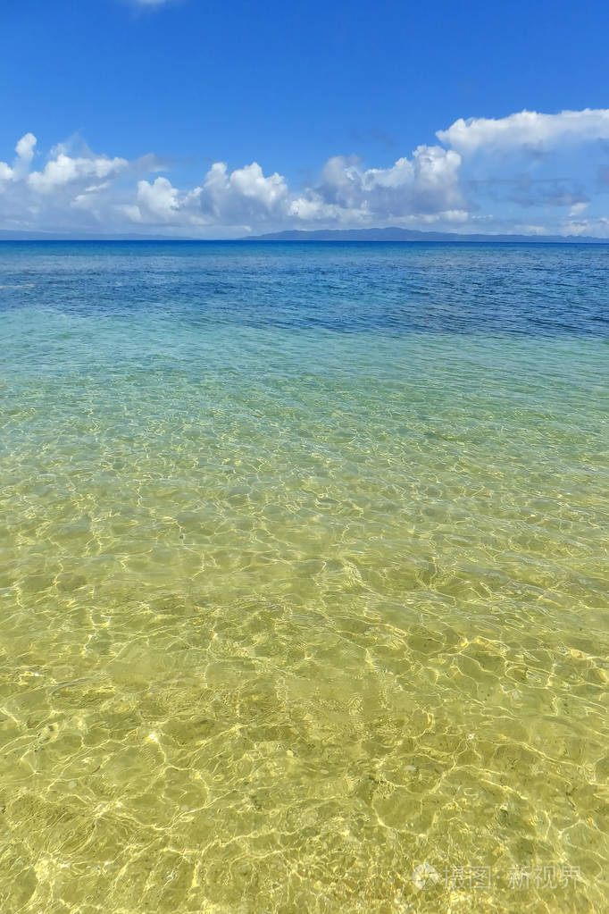 清澈的水沿着岸边的taveuni岛斐济