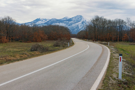 通往雪山的路。波斯尼亚和黑塞哥维那, 冬季