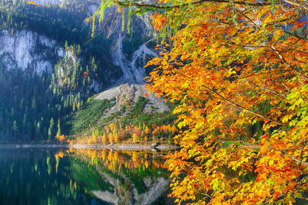 风景秀丽的风光与 Dachstein 山山顶由岣梢湖山湖在秋天萨尔茨卡梅谷区域上部奥地利奥地利