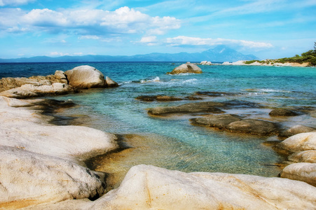 石海岸和海上的波浪，热带海