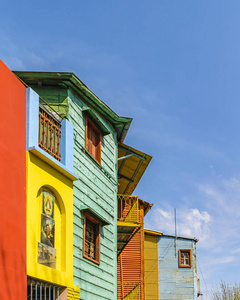 在布宜诺斯艾利斯著名的博卡附近, 传统乡土色彩古老建筑的外表观