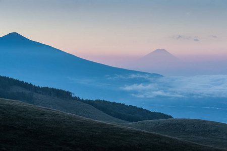 富士山与云在夏日日出