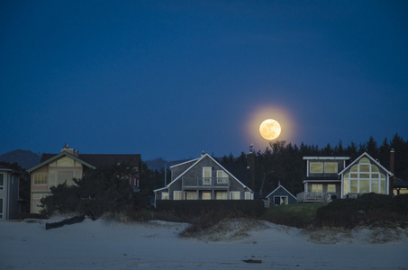 月亮之上月亮之上海滩房子照片