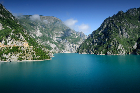 高山湖泊图片