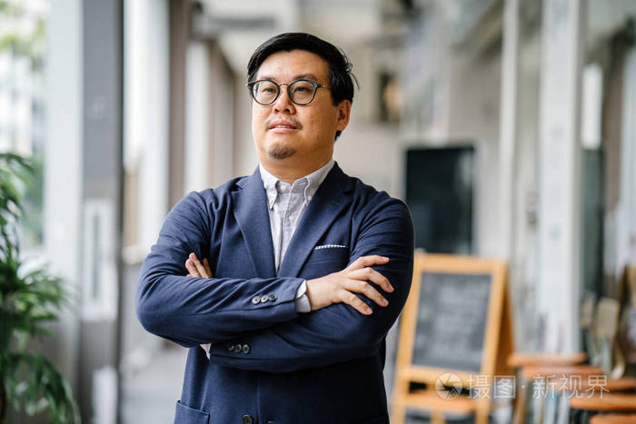 照片 穿着休闲西装的中年中国亚裔男子肖像 (纽扣牛津衬衫, 夹克).