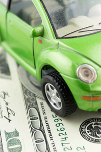 玩具车和钱多为白色租 买或保险汽车的概念