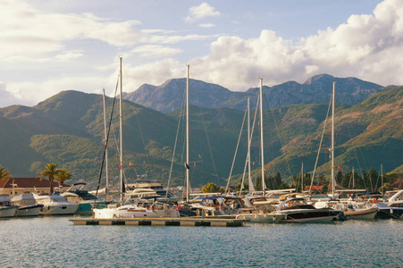 一 游艇码头的波尔图黑山在亚得里亚海的视图。蒂瓦特，黑山