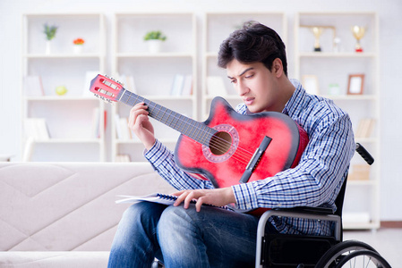残疾的男子在家吉他