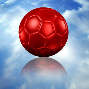 足球足球和反映在蓝蓝的天空上图片