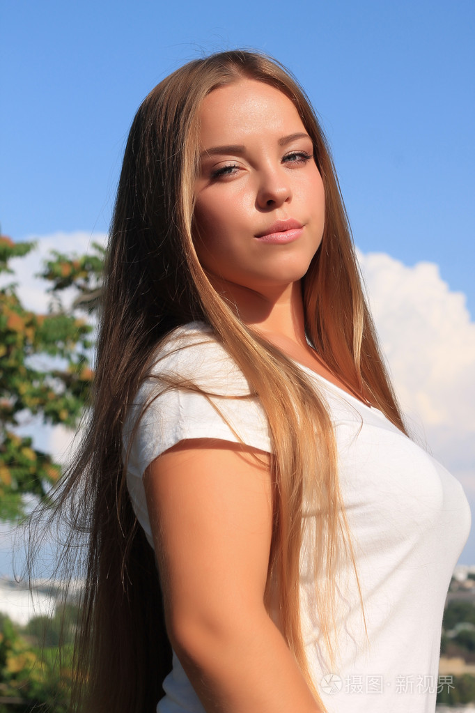 长头发的年轻女孩照片-正版商用图片068qgr-摄图新视界