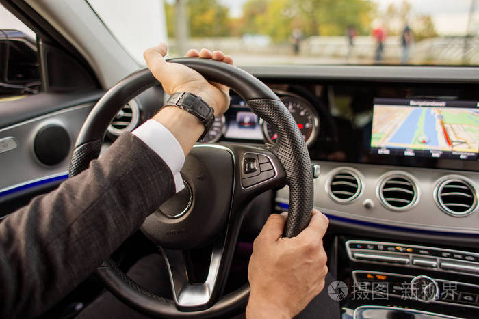人驾驶的车里手握方向盘特写照片-正版商用图片068qvq-摄图新视界