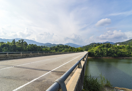 在山区山桥沥青路面