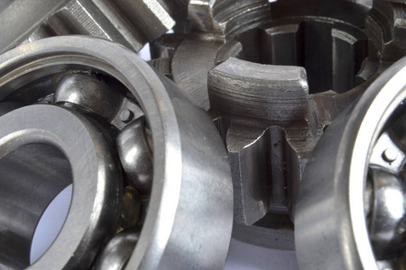 齿轮和轴承在白色的背景照片