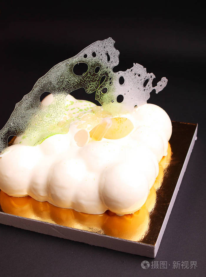 蛋糕与莓果慕斯装饰用焦糖