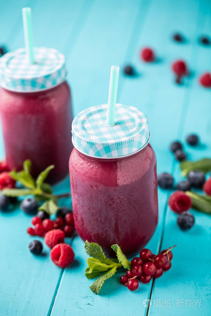 用新鲜的食材在厨房板上健康果汁